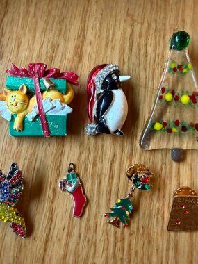 Bundle of Vintage Xmas Brooches & Pins